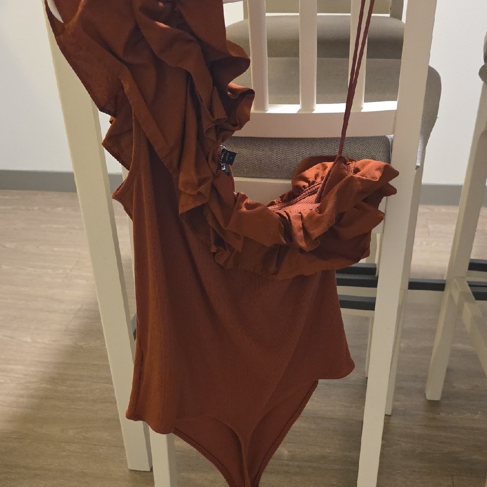 Express Terracotta Ruffle Bodysuit - Picture 2 of 3